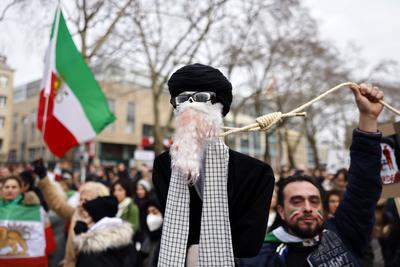 Menschen nehmen an einer Kundgebung gegen das iranische Regime auf dem Neumarkt teil. Ein Demonstrant zeigt dabei eine P-stock-foto