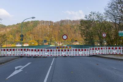 Elbbr?cke in Bad Schandau gesperrt. Die Elbbr?cke in Bad Schandau (B 172) ist ab sofort f?r jeglichen Verkehr gesperrt.-stock-photo