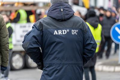 Aschaffenburg, Bavaria, Germany - January 26, 2025: An employee of ARD and BR stands in a crowd of people, probably duri-stock-foto