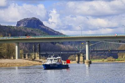 Schwerlast-Br?ckentest Bad Schandau-stock-foto