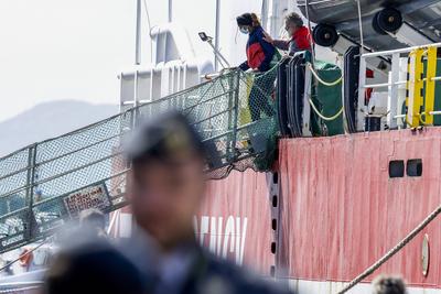 Emergency's Life Support Arrives in Naples with 171 Rescued Migrants-stock-foto