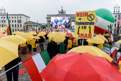 Exil-Iraner protestieren mit Vertretern des Nationalen Widerstandsrats Iran (NWRI) am Brandenburger Tor in Berlin gegen-stock-photo