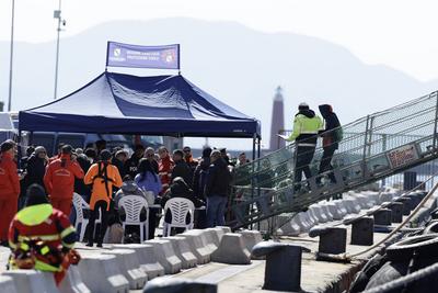 Emergency's Life Support Arrives in Naples with 171 Rescued Migrants-stock-foto