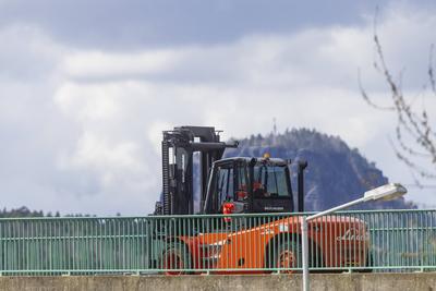 Schwerlast-Br?ckentest Bad Schandau-stock-foto