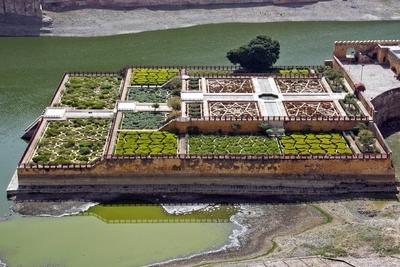 28 03 2017 Jaipur Indien Foto Blick von Fort Amber auf eine Gartenanlage in einem See Die Gart-stock-photo
