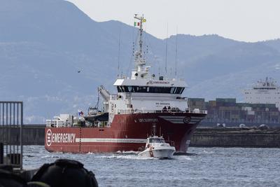 Emergency's Life Support Arrives in Naples with 171 Rescued Migrants-stock-foto