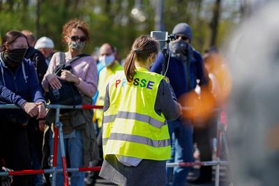 21.04.2021, Berlin, Deutschland, GER - Medienaktivistin filmt mit ihrem Telefon die Geschehnisse am Rand einer Querdenke-stock-foto