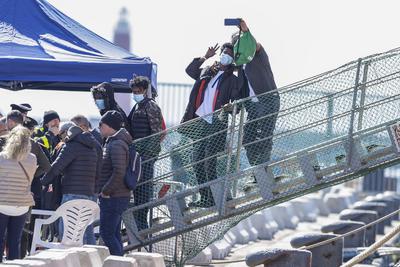 Emergency's Life Support Arrives in Naples with 171 Rescued Migrants-stock-foto