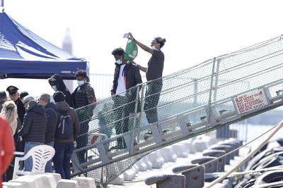 Emergency's Life Support Arrives in Naples with 171 Rescued Migrants-stock-foto