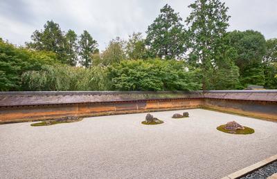 The rock garden of Ryoan-ji temple (The Temple of the Dragon at Peace). Kyoto. Japan The view of famous Zen garden of Ry-stock-foto