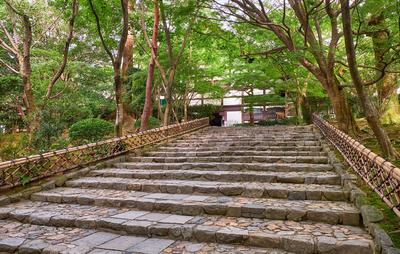 The stone steps leading to the main entrance of the Ryoan-ji temple. Kyoto. Japan The stone steps leading through the fo-stock-foto