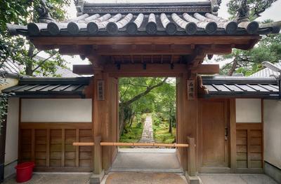 Traditional Japanese wooden gate to the garden. Kyoto.Japan Traditional Japanese wooden gate to the garden of Ryoan-ji t-stock-foto
