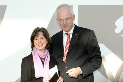 Bildnummer: 53726711  Datum: 14.01.2010  Copyright: imago/RevierfotoVerleihung des Verdienstordens des Landes Nordrhein-Westfalen Dr. Ulla Hahn ( Hamburg ) - erh?lt den Landesverdienstorden von J?rgen R?ttgers People Ehrung Auszeichnung Verdienstorden Orden D?sseldorf Politik kbdig xng 2010 quer K21 Nordrhein-Westfalen NRW Pers?nlichkeiten Landesorden Orden Verdienst Prominent Prominente Verdienstorden Auszeichnung auszeichnen ausgezeichnetBildnummer 53726711 Date 14 01 2010 Copyright Imago Revierfoto award Ceremony the Order of Merit the Country North Rhine Westphalia Dr Ulla Cock Hamburg receives the Land of Merit from J?rgen R?ttgers Celebrities Ceremony Award Order of Merit Order Dusseldorf politics Kbdig xng 2010 horizontal K21 North Rhine Westphalia NRW Personalities Land Order Order Earnings Prominent Celebrities Order of Merit Award excel excellent-stock-photo