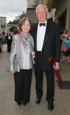 Salzburger Festspiele 29.07.2012 Klaus Karl Anton von Dohnanyi (SPD) + Frau Ulla Hahn, Schriftstellerin, vor dem Haus fu-stock-photo