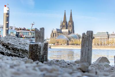 Niedrigwasser in K?ln 08.04.2025-stock-foto