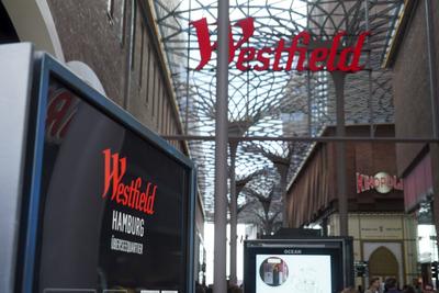 Rotes Westfiels Logo in Buchstaben ueber dem Eingang bei der Eroeffnung des Neuen Westfield Einkaufs Centers in der Hamburger Hafen City am 08.04.2025 Hamburg Deutschland *** Red Westfiels logo in letters above the entrance at the opening of the new Westfield shopping center in Hamburgs Hafen City on 08 04 2025 Hamburg Germany-stock-foto