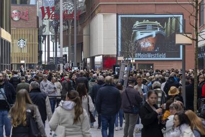 Er?ffnung des Westfield Hamburg-?berseequartier.-stock-foto