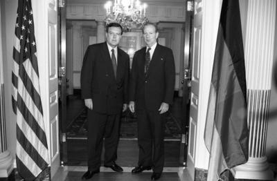 Bildnummer: 54144996  Datum: 02.07.1992  Copyright: imago/sepp spieglVerteidigungsminister Volker R?he (li.) mit Au?enminister James Baker (re.) anl?sslich seines Antrittsbesuchs in Washington; 1992 Washington sw People Politik; , quer, Kbneg, Gruppenbild,  ,Bildnummer 54144996 Date 02 07 1992 Copyright Imago Sepp Spiegl Defence Minister Volker R?he left with Foreign Minister James Baker right during its Inaugural visit in Washington 1992 Washington black and white Celebrities politics horizontal Kbneg Group photo-stock-foto