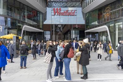 Er?ffnung des Westfield Hamburg-?berseequartier.-stock-foto