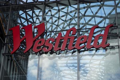 Rotes Westfiels Logo in Buchstaben ueber dem Eingang bei der Eroeffnung des Neuen Westfield Einkaufs Centers in der Hamburger Hafen City am 08.04.2025 Hamburg Deutschland *** Red Westfiels logo in letters above the entrance at the opening of the new Westfield shopping center in Hamburgs Hafen City on 08 04 2025 Hamburg Germany-stock-foto