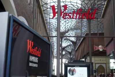 Rotes Westfiels Logo in Buchstaben ueber dem Eingang bei der Eroeffnung des Neuen Westfield Einkaufs Centers in der Hamburger Hafen City am 08.04.2025 Hamburg Deutschland *** Red Westfiels logo in letters above the entrance at the opening of the new Westfield shopping center in Hamburgs Hafen City on 08 04 2025 Hamburg Germany-stock-foto