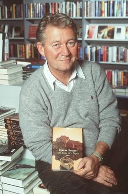 Bildnummer: 56905855  Datum: 05.10.2000  Copyright: imago/teutopressBjarne Reuter (Schriftsteller) 10/00 her Mann geboren 1950 in D?nemark D?ne Autor Schriftstellerei Buch B?cher Literatur Kinderliteratur Kinderb?cher Jugendb?cher Jugendliteratur Romane Krimis Filmdrehb?cher Drehb?cher Drehbuch nominiert f?r den Deutschen Jugendliteraturpreis 2000 dunkelhaarig kurzhaarig leger Pullover grau Hemd weiss Cordhose sitzend Buchhandlung Buchladen Laden vor Wand mit B?chern B?cher Regal B?cherregal halb hoch l?chelnd posierend sein Buch haltend hochhaltend zeigend pr?sentierend Am Ende des Tages Cover Einband Titel Umschlag Lesung mit Bjarne Reuter am 05.10.2000 im Buchhaus Weiland Altona in Hamburg People x0x xkg 2000 hoch  56905855 Date 05 10 2000 Copyright Imago  Bjarne Reuter Writer 10 00 her Man born 1950 in Denmark Dane Author Writing Book Books Literature Childrenu0026#39;s literature Childrenu0026#39;s books Youth books Youth Literature Novels Thrillers  Screenplays Screenplay nominated for the German Youth Literature Prize 2000 dark haired short casual Sweater grey Shirt white Corduroy trousers seated Bookshop Book store shop before Wall with Books Books Shelf Bookshelf half vertical smiling posing be Book holding hochhaltend showing presenting at End the Day Cover Cover Title Envelope Reading with Bjarne Reuter at 05 10 2000 in Book House Weiland Altona in Hamburg Celebrities x0x xkg 2000 vertical-stock-foto