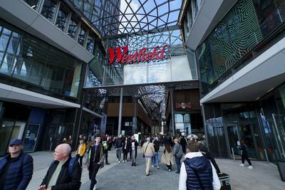 Totes Westfiels Logo in Buchstaben ueber dem Eingang bei der Eroeffnung des Neuen Westfield Einkaufs Centers in der Hamburger Hafen City am 08.04.2025 Hamburg Deutschland *** Totes Westfiels logo in letters above the entrance at the opening of the new Westfield shopping center in Hamburgs Hafen City on 08 04 2025 Hamburg Germany-stock-foto
