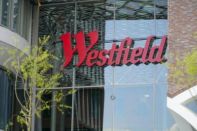 Rotes Westfiels Logo in Buchstaben ueber dem Eingang bei der Eroeffnung des Neuen Westfield Einkaufs Centers in der Hamburger Hafen City am 08.04.2025 Hamburg Deutschland *** Red Westfiels logo in letters above the entrance at the opening of the new Westfield shopping center in Hamburgs Hafen City on 08 04 2025 Hamburg Germany-stock-foto