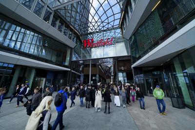 Totes Westfiels Logo in Buchstaben ueber dem Eingang bei der Eroeffnung des Neuen Westfield Einkaufs Centers in der Hamburger Hafen City am 08.04.2025 Hamburg Deutschland *** Totes Westfiels logo in letters above the entrance at the opening of the new Westfield shopping center in Hamburgs Hafen City on 08 04 2025 Hamburg Germany-stock-foto