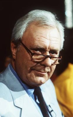 Rudolf Radke 08 91 Mann Fernsehen TV Journalismus Autor grauhaarig seri?s Jackett Krawatte Brille-stock-foto