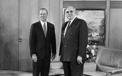 Deutschland, Bonn 08.01.1991 Archiv-Nr.: 24-23-12 Besuch US-Au?enminister Baker Foto: Bundeskanzler Helmut Kohl und US-A-stock-photo