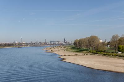 Niedrigwasser in K?ln 08.04.2025-stock-foto