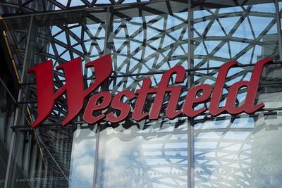 Rotes Westfiels Logo in Buchstaben ueber dem Eingang bei der Eroeffnung des Neuen Westfield Einkaufs Centers in der Hamburger Hafen City am 08.04.2025 Hamburg Deutschland *** Red Westfiels logo in letters above the entrance at the opening of the new Westfield shopping center in Hamburgs Hafen City on 08 04 2025 Hamburg Germany-stock-foto