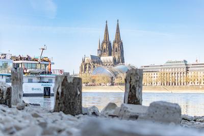 Niedrigwasser in K?ln 08.04.2025-stock-foto
