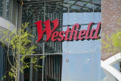 Rotes Westfiels Logo in Buchstaben ueber dem Eingang bei der Eroeffnung des Neuen Westfield Einkaufs Centers in der Hamburger Hafen City am 08.04.2025 Hamburg Deutschland *** Red Westfiels logo in letters above the entrance at the opening of the new Westfield shopping center in Hamburgs Hafen City on 08 04 2025 Hamburg Germany-stock-foto