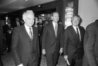 L-R: Au?enminister Eduard Schewardnadse (UdSSR), Au?enminister James Baker (USA) und Au?enminister Roland Dumas (Frankr-stock-foto