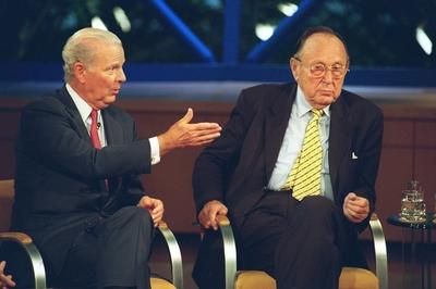 Bildnummer: 56905872  Datum: 28.09.2000  Copyright: imago/teutopressHans-Dietrich Genscher (re.) mit James A. Baker in Sabine Christiansen (ARD) 09/00 urb Mann ehem. ehemaliger Au?enminister Diplomat Diplomatie Ministerium Au?enministerium Politiker Politik wei?haarig grauhaarig kurzhaarig seri?s Jackett Krawatte Hemd sitzend aufst?tzend Gespr?ch Gestik halb quer Fernsehstudio Studio Dekoration Kulisse Thema zur Deutschen Einheit Farbnegativ Fototermin am 28.09.2000 in Berlin People x0x xkg 2000 quer  56905872 Date 28 09 2000 Copyright Imago  Hans Dietrich Genscher right with James a Baker in Sabine Christiansen ARD 09 00 URB Man Tech former Foreign Minister Diplomat Diplomacy Ministry Ministry of Foreign Affairs Politicians politics wei?haarig grauhaarig short seriously Jacket Tie Shirt seated aufst?tzend Conversation Gesture half horizontal Television Studio Decoration Backdrop Theme to German Unit Color negative Photo call at 28 09 2000 in Berlin Celebrities x0x xkg 2000 horizontal-stock-foto