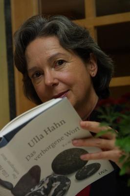 Bildnummer: 56915244  Datum: 07.11.2001  Copyright: imago/teutopressUlla Hahn (Schriftstellerin) 11/01 teu Frau Autorin Literatur dunkelhaarig grauhaarig kurzhaarig Schmuck Ohrring hoch Portrait Buch Roman Das verborgene Wort Hand l?chelnd People x0x xsk 2001 hoch  56915244 Date 07 11 2001 Copyright Imago  Ulla Cock Writer 11 01 TEU Woman Author Literature dark haired grauhaarig short Jewellery Earring vertical Portrait Book Novel the hidden Word Hand smiling Celebrities x0x xSK 2001 vertical-stock-foto