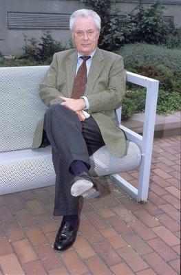 Rudolf Radke 10 94 pp Mann Fernsehen Journalismus Autor grauhaarig seri?s Sakko Krawatte sitzend Ban-stock-foto