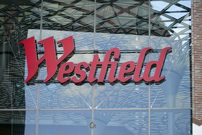 Rotes Westfiels Logo in Buchstaben ueber dem Eingang bei der Eroeffnung des Neuen Westfield Einkaufs Centers in der Hamburger Hafen City am 08.04.2025 Hamburg Deutschland *** Red Westfiels logo in letters above the entrance at the opening of the new Westfield shopping center in Hamburgs Hafen City on 08 04 2025 Hamburg Germany-stock-foto