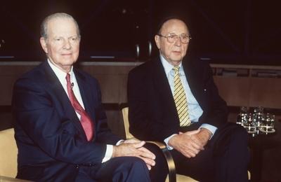 Bildnummer: 56905924  Datum: 28.09.2000  Copyright: imago/teutopressJames Baker (li.) mit Hans-Dietrich Genscher 09/00 urb Mann Politiker Politik ehemaliger Aussenminister USA Amerika Aussenministerium Ministerium Minister kurzhaarig Halbglatze seri?s Jackett Anzug Hemd Krawatte sitzend Saal dunkel Studio Show Talkshow Gast halb quer nachdenklich l?chelnd zuh?rend Glas Getr?nk Wasser Fototermin Treffen der sechs ehemaligen Au?enminister mit / bei S. Chr. am 28.09.2000 in Berlin People x0x xkg 2000 quer  56905924 Date 28 09 2000 Copyright Imago  James Baker left with Hans Dietrich Genscher 09 00 URB Man Politicians politics former Foreign Minister USA America Ministry of Foreign Affairs Ministry Ministers short Halbglatze seriously Jacket Suit Shirt Tie seated Room dark Studio Show Talk show Guest half horizontal contemplative smiling listening Glass Drink Water Photo call Meeting the six former Foreign Minister with at S Chr at 28 09 2000 in Berlin Celebrities x0x xkg 2000 horizontal-stock-foto