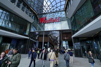 Totes Westfiels Logo in Buchstaben ueber dem Eingang bei der Eroeffnung des Neuen Westfield Einkaufs Centers in der Hamburger Hafen City am 08.04.2025 Hamburg Deutschland *** Totes Westfiels logo in letters above the entrance at the opening of the new Westfield shopping center in Hamburgs Hafen City on 08 04 2025 Hamburg Germany-stock-foto