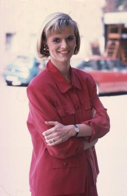 Bildnummer: 56774372  Datum: 01.07.1993  Copyright: imago/teutopressGundula Gause 07/93 te hoch halb l?chelnd seri?s Bluse pink Ohrring Schmuck drau?en Frau Fernsehen Moderation Journalismus ZDF People Shooting x0x xsk 1993 hoch  56774372 Date 01 07 1993 Copyright Imago teutopress Gundula Gause 07 93 Te vertical half smiling seriously Blouse Pink Earring Jewellery outside Woman Television Moderation Journalism ZDF Celebrities Shooting x0x xSK 1993 vertical-stock-foto