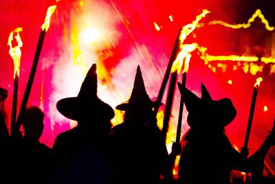 Darsteller des Hexen- und Teufelsspektakel (Helmis Self Theater) tanzen als Hexen und Teufel waehrend der Walpurgisnacht-stock-photo