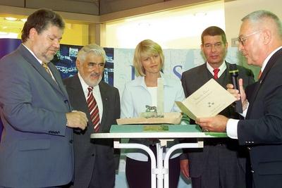 Bildnummer: 50304561  Datum: 30.08.2003  Copyright: imago/Fernando Baptistav.l.n.r.: Kurt Beck (GER/SPD/Ministerpr?sident Rheinland-Pfalz), Mario Adorf (GER/Schauspieler), Gundula Gause (GER/Moderatorin), Jens Beuitel (GER/SPD/B?rgermeister Mainz) und Richard Weiland (GER/Juwelier) anl?sslich der Einweihung des Isis-Tempels in der R?merpassage - Mainz, Personen; 2003, Mainz, Schauspieler, Politiker, Ministerpr?sidenten, Moderatoren, Fernsehmoderatoren, Fernsehmoderatorin, Unternehmer; , quer, Kbdig, Gruppenbild, Kommunalpolitik, Politik, Deutschland, Randbild, People-stock-foto