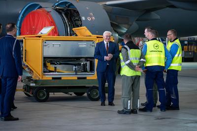 Besuch des Bundespraesidenten bei der Flugbereitschaft BMVg-stock-photo
