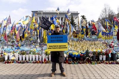 Flags and candles for fallen soldiers-stock-foto