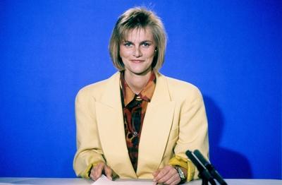 Bildnummer: 56735558  Datum: 01.05.1990  Copyright: imago/teutopressGundula Gause (TV-Moderatorin) 05/90 ru Gundula Gause im Mai 1990 Deutschland deutsch Deutsche Frau Journalistin Fernsehen TV Journalismus Moderation News Nachrichten ZDF heute journal Nachrichtenmoderatorin Nachrichtensprecherin blond langhaarig Bluse leger Blazer german news anchorwoman presenter news exclusive quer halb stehend l?chelnd Manuskript Zettel Blatt Fernsehstudio exklusiv People Shooting xdp x0x 1990 quer  56735558 Date 01 05 1990 Copyright Imago teutopress Gundula Gause TV Presenter 05 90 RU Gundula Gause in May 1990 Germany German German Woman Journalist Television TV Journalism Moderation News Messages ZDF Today Journal News presenter News spokeswoman blond long haied Blouse casual Blazer German News Anchor Woman Presenter News Exclusive horizontal half standing smiling Manuscript Zettel Sheet Television exclusive Celebrities Shooting XDP x0x 1990 horizontal-stock-foto