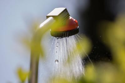 Muenchen, Deutschland 19. Juni 2022: Bei diesen hei?en Temperaturen in M?nchen hilft nur eine Abk?hlung, aus dem Brausek-stock-foto