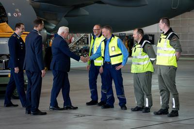 Besuch des Bundespraesidenten bei der Flugbereitschaft BMVg-stock-photo